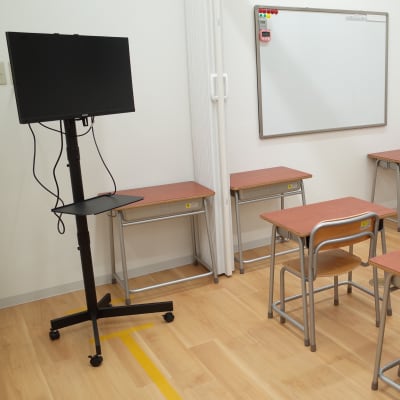 大教室とプレゼンテーション用のモニター