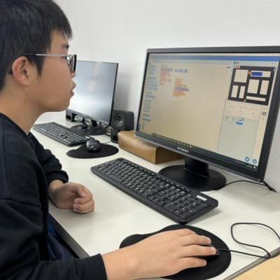 テレビ番組をもとにゲーム製作している様子です！