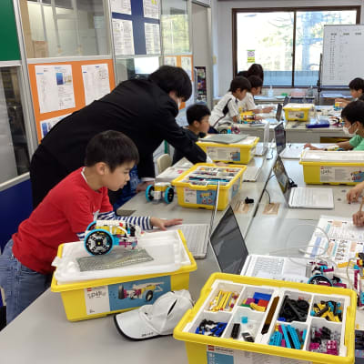 授業を行う先生はお子さまに寄り添ったアドバイスができるよう、日々研鑽を続けています。