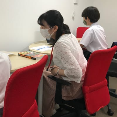 授業風景　先生1名に生徒3名までの個別指導です