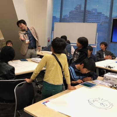 ドローンをTAKEOFFしている風景