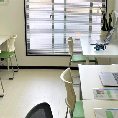 白を基調とした明るい教室です