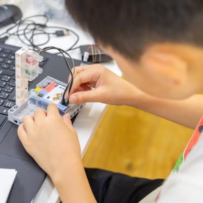 見本のプログラムを見ながら、ロボットを制御します。