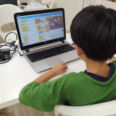 ジャンピングゲームを制作中！