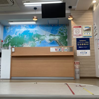 階段を上がった先のフロントでお待ちしております！