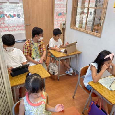 お子様自身での問題解決の手助けをする「コーチング」や、「チャイルド・アイズ」の「知育レッスン」でも行っている、「独自のメソッド」を用いてのレッスンを行っております。