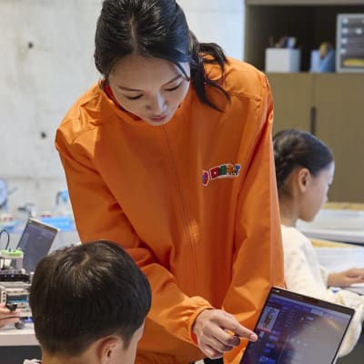 間違っていても大丈夫。どうすれば思った通りに動くか講師といっしょに頑張ろう。