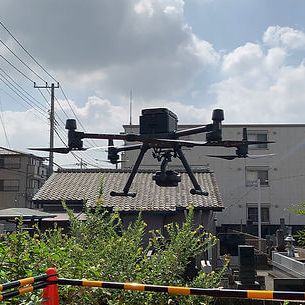 街中で浮遊するドローン