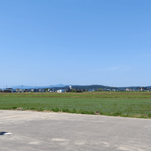 青空でドローンを飛ばす