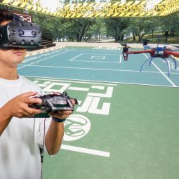 ドローンスクール東京 新宿校 VRでドローン操作する男性