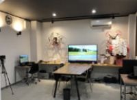ドローンスクールジャパン佐賀鳥栖校 操縦室１には大型モニターや休憩スペ...