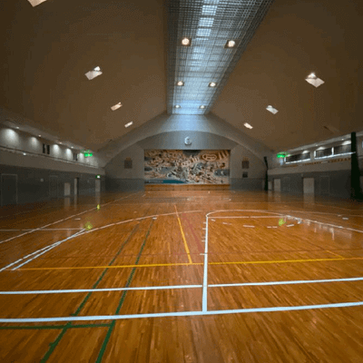 屋内での夜間を想定した飛行訓練
