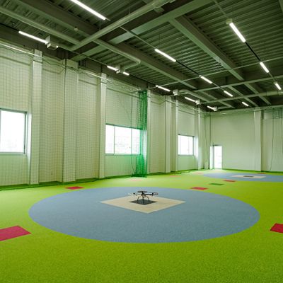 屋内飛行場です。GPS電波等の影響...