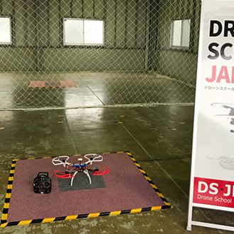 ドローン操縦訓練のために、屋内飛行...