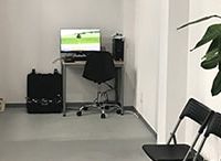 ドローンスクールジャパン佐賀鳥栖校 奥にある操縦室。 こちらにもシュミ...
