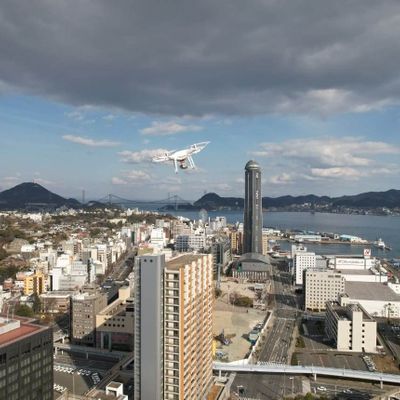 山口の上空を飛ぶドローン