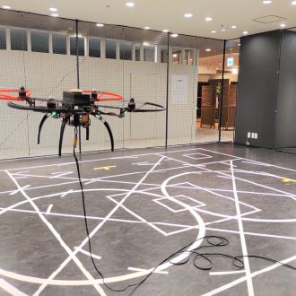 ドローンスクール東京 新宿校 屋内で飛ぶドローン