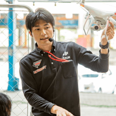 教える男性