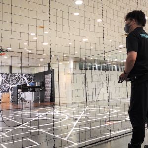 ドローンスクール東京 新宿校 屋内でドローンを飛ばす男性