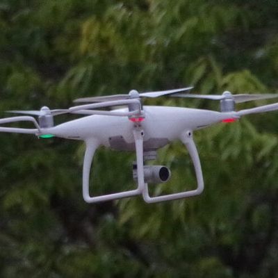飛んでいるドローン
