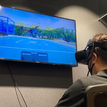 ドローンスクール東京 新宿校 VRでドローン操作する男性２