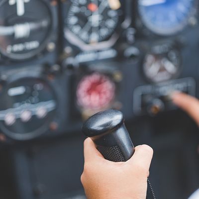 本校の教員は実際の飛行機を操縦でき...