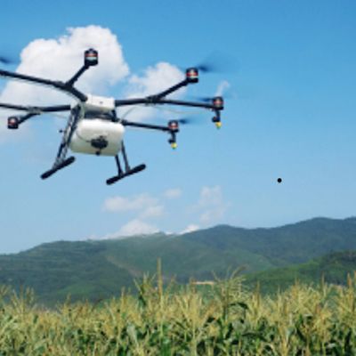 座学では、飛行申請、ドローンの構造...