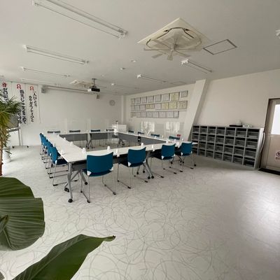 きれいな教室で座学もサポートします