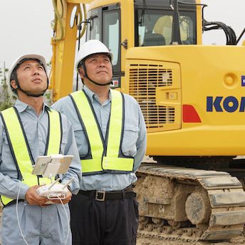 工事現場でドローンを飛ばす作業員