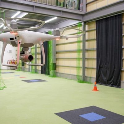 ドローン飛行用建物の内観