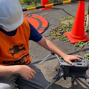 ドローンを整備する男性