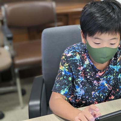 プログラミング教育「HALLO」あいコムこうか土山校の生徒さんです。早めに来て宿題を終わらせてからプログラミングに臨んでくれています。　＊保護者さまの許可を得て掲載させていただいております