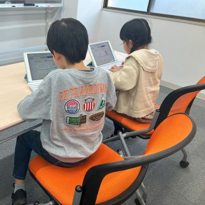 生徒同士のタイピング競争の模様です。楽しく競い合ってます。