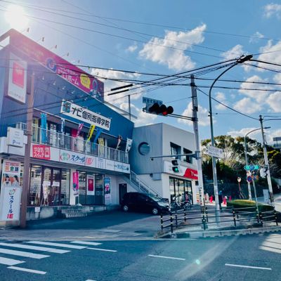 「福祉会館前」交差点すぐそばです。ソフトバンクさんの隣です。
