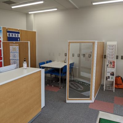保護者様用待機ブースあり。保護者面談等でも使用させていただきます。