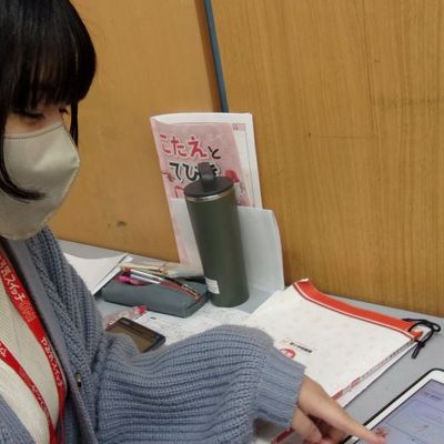 女性講師です！女の子にも人気の講師で生徒といつも話をしています！