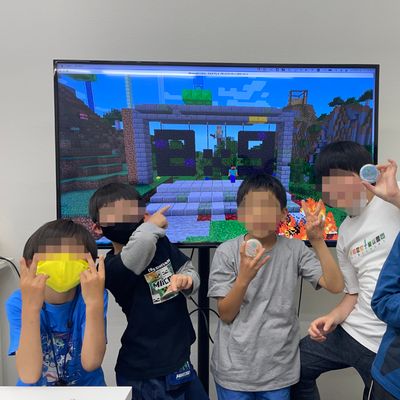西宮北口校限定マイクライベントで賞品の缶バッジを持って記念写真！モザイク入ってますがみんな笑顔です！
