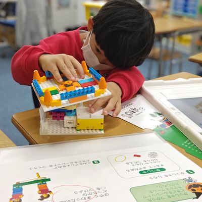 Kicksコースの授業の様子。平面の組立書を見ながら立体物を作ることで、空間認識能力を養います。
