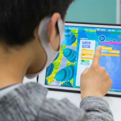 教材はタブレットを使用します。ゲーム感覚で本格的なプログラミングの基礎知識を学べるので、初心者でもタッチパネルで簡単に学ぶことができます！