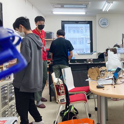 ROBOTICSで学ぶコースでは、一通りカリキュラムを修了すると各自が決めた課題に取り組むドクターコースへ進級。専門は、競技・課題解決・映像など多岐にわたります。【2023年8月撮影】