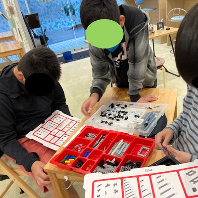 3人で相談しています