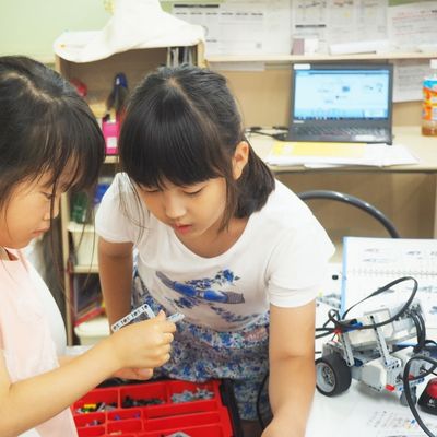 年下の子を教える場面も