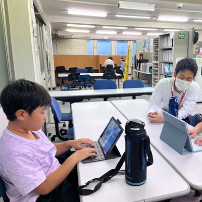 自主的に課題に取り組んでいます。