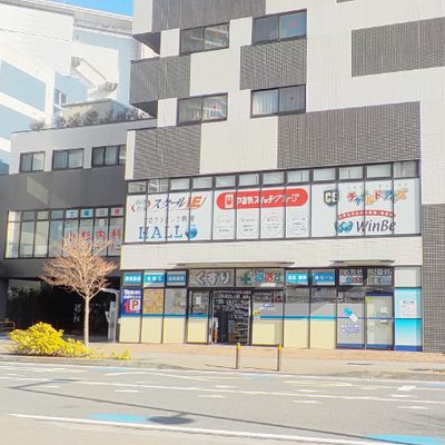 正面から見た写真です！階段をあがり２階が教室となります！