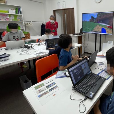 【初級コース】チーム制作カリキュラムでは、机のレイアウトを変えて相談しやすく！気分も変わって楽しんで取り組めます！