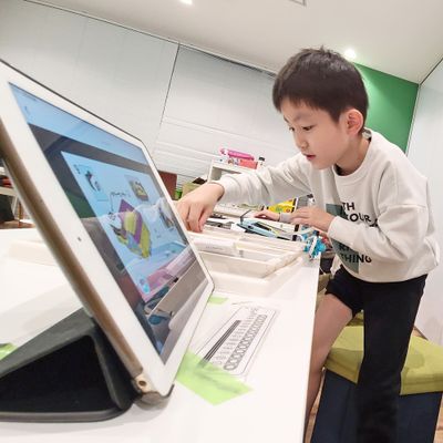 ペアで分担してロボット作り