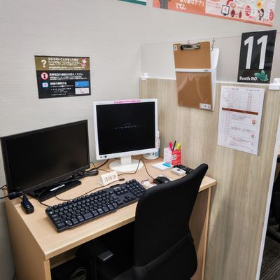 レッスン席は全部で12席あります。すべての席にパソコン完備！