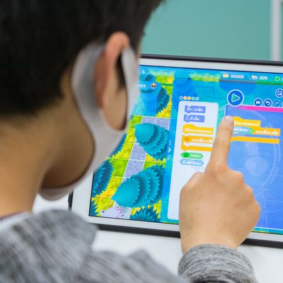 タブレットを使用し、ゲーム感覚でプログラミングを学習することが出来ます。