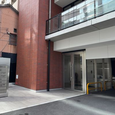 教室の入るビルです。エレベーターで4階へ！