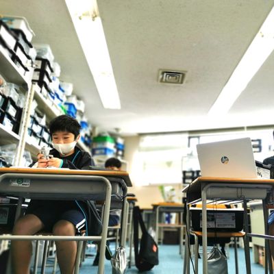 アットホームな雰囲気でみんなが毎日夢中になってロボット制作に取り組んでおり、現在は年長さんから高校生まで170名が通っております。